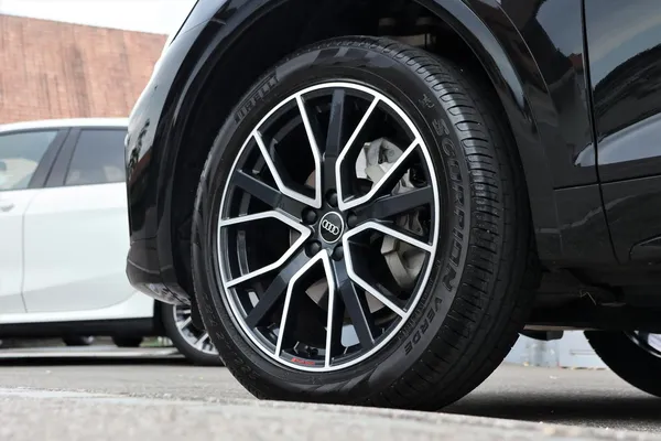Car image 8