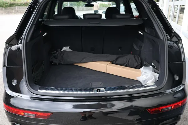 Car image 19