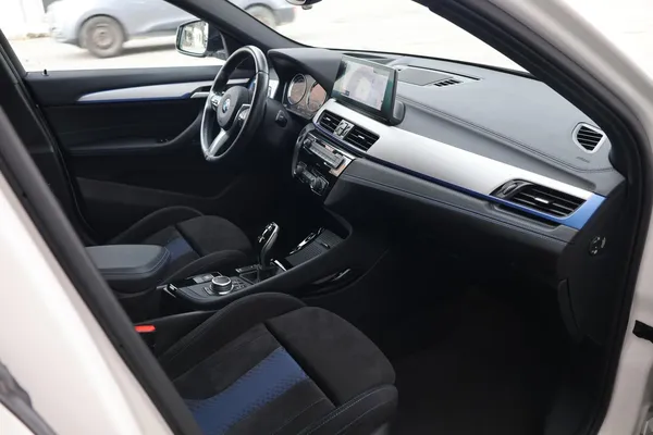 Car image 17