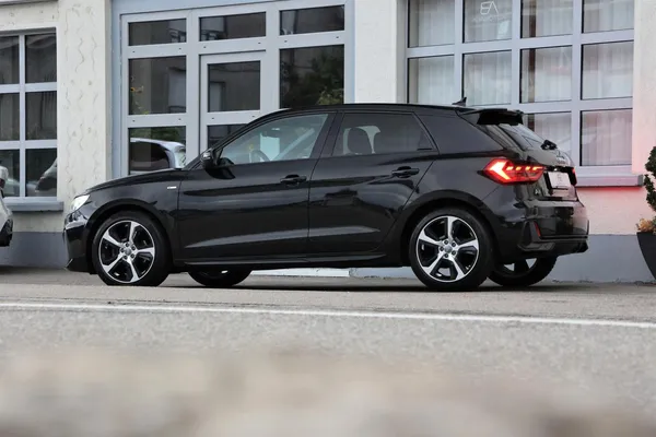 Car image 4