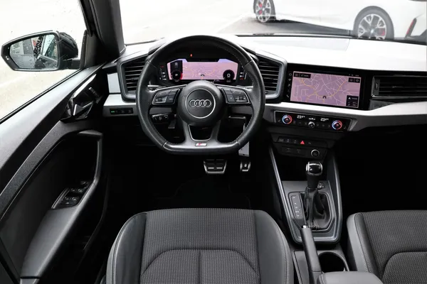 Car image 14