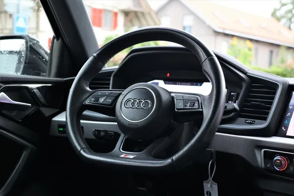 Car image 15