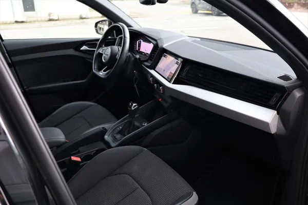 Car image 19