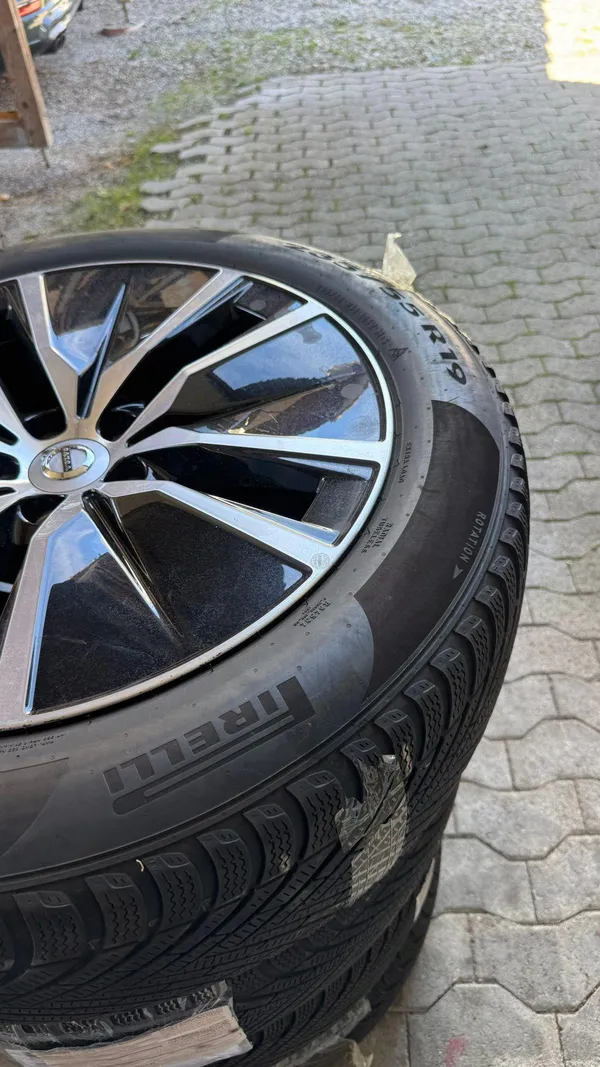 Car image 26