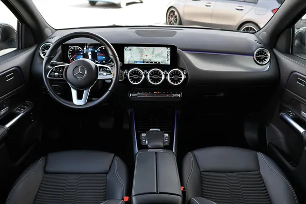 Car image 17