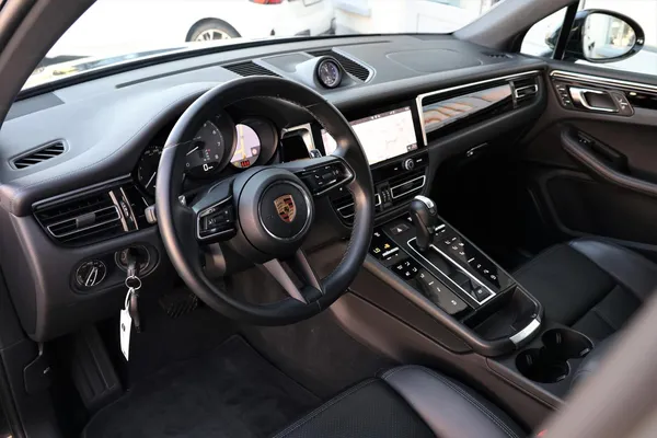 Car image 10