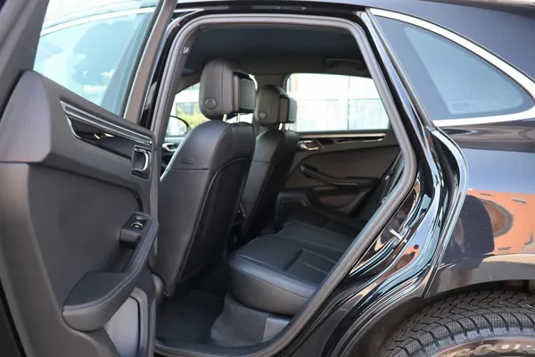 Car image 12