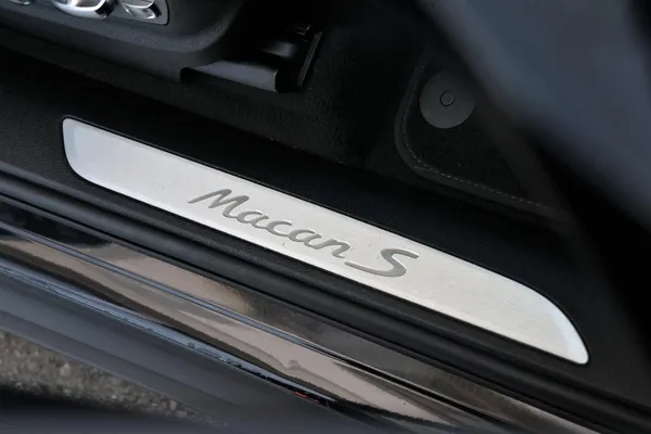 Car image 19