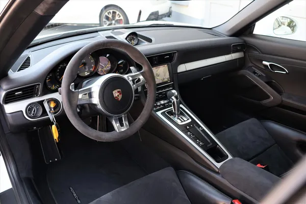 Car image 14