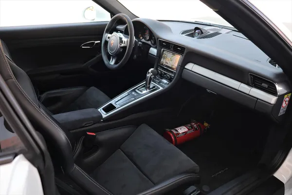 Car image 19