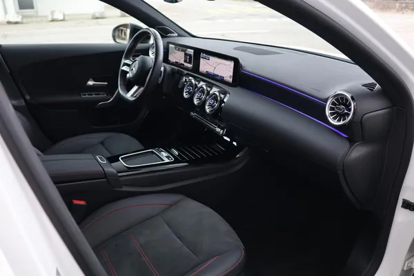 Car image 17
