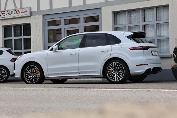 Car image 4