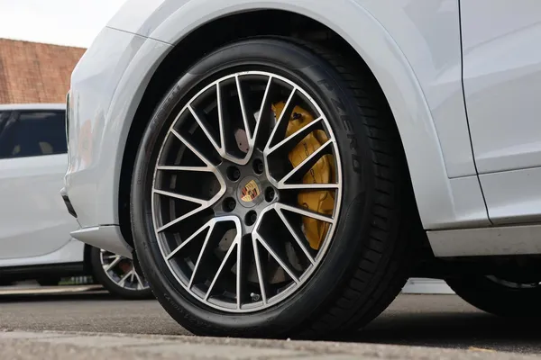 Car image 9