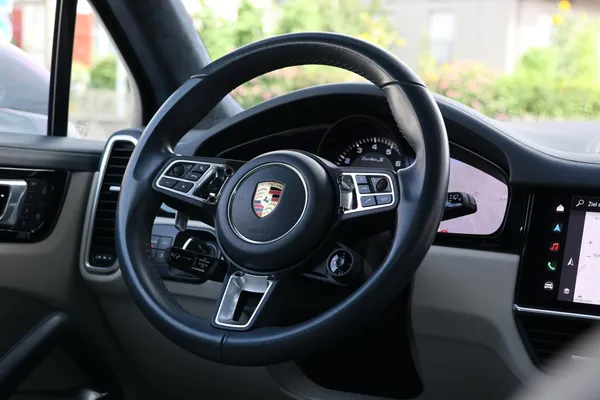 Car image 17