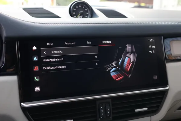 Car image 30