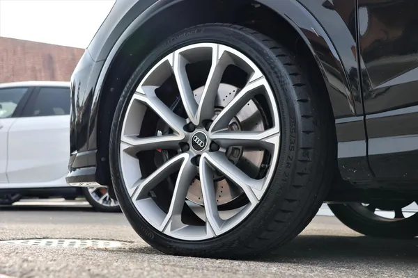 Car image 8
