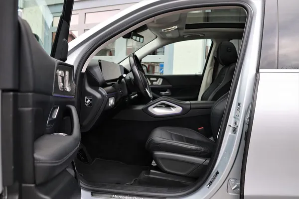 Car image 11
