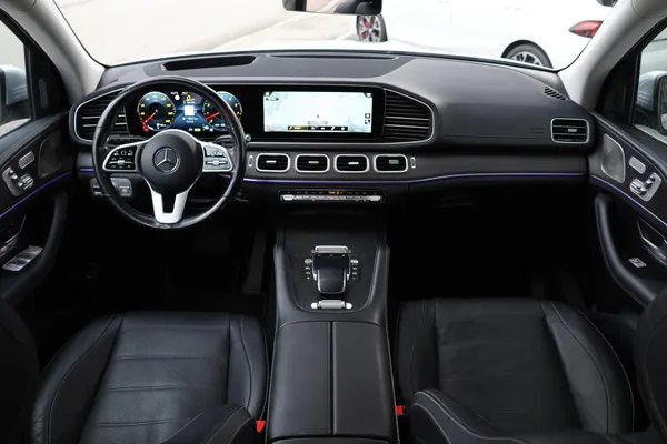 Car image 18