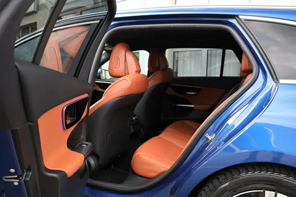Car image 12