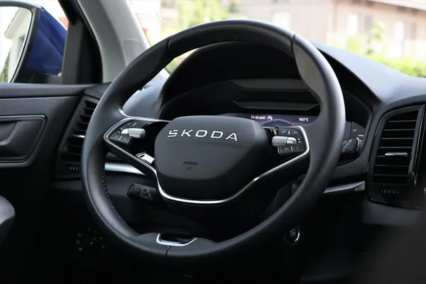 Car image 14