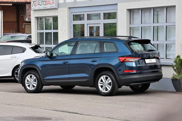 Car image 5