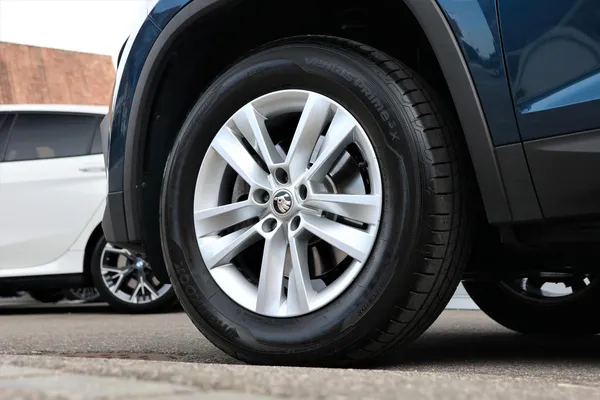 Car image 8