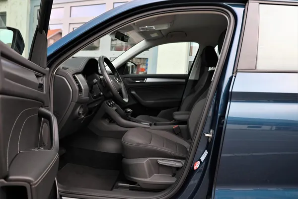 Car image 9