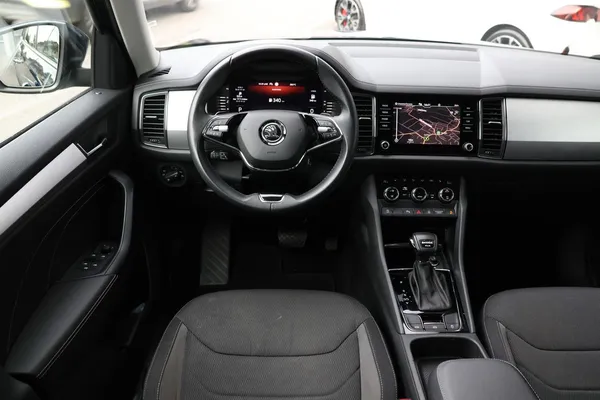 Car image 13