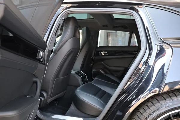 Car image 13