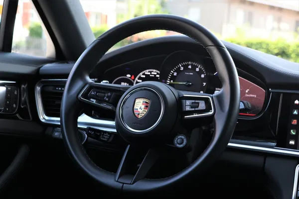 Car image 16