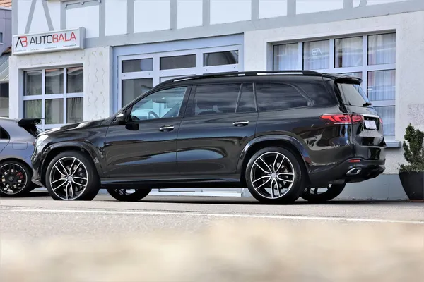 Car image 4