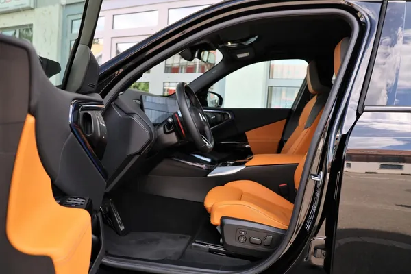 Car image 9