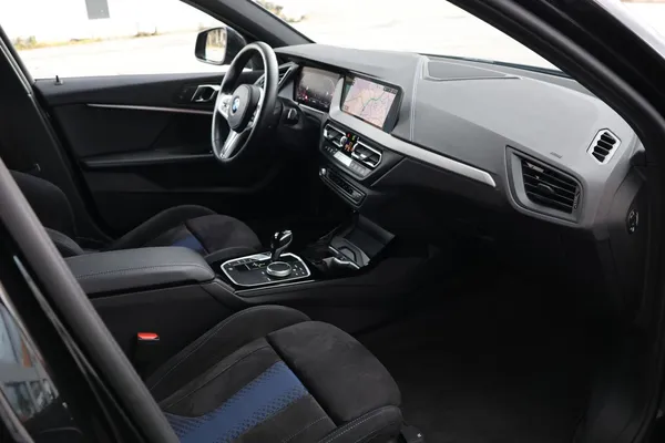Car image 18