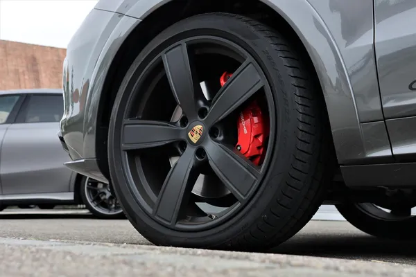 Car image 9