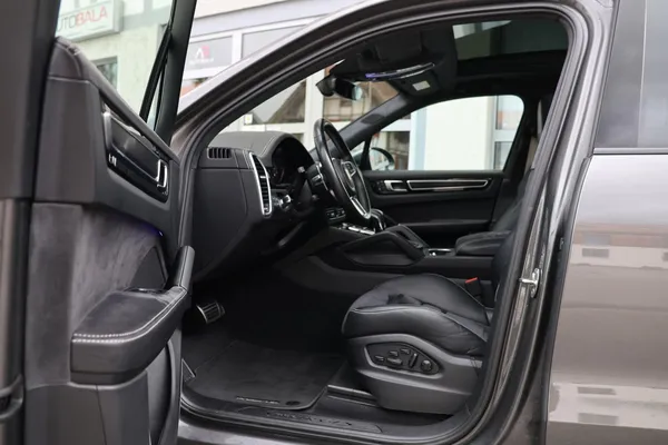 Car image 10
