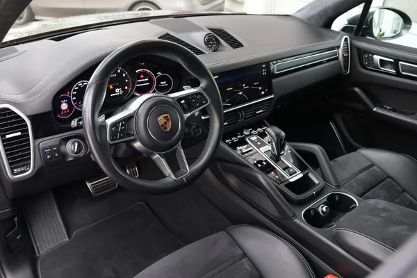 Car image 11