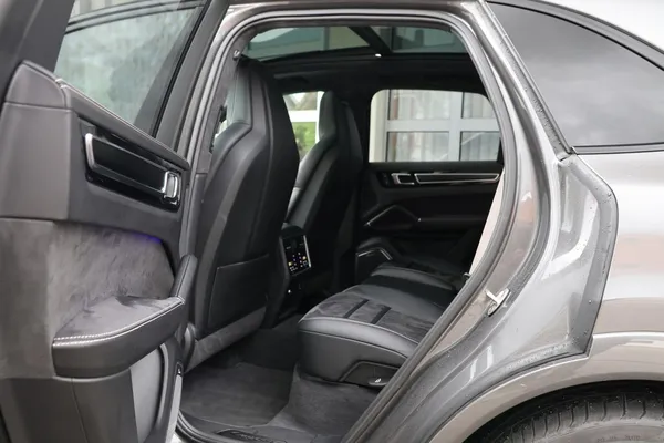Car image 14