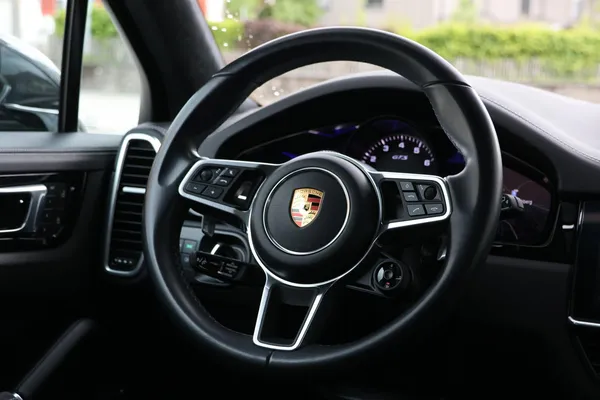 Car image 16