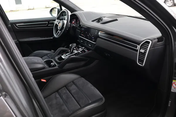 Car image 19