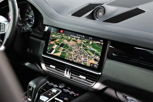 Car image 19