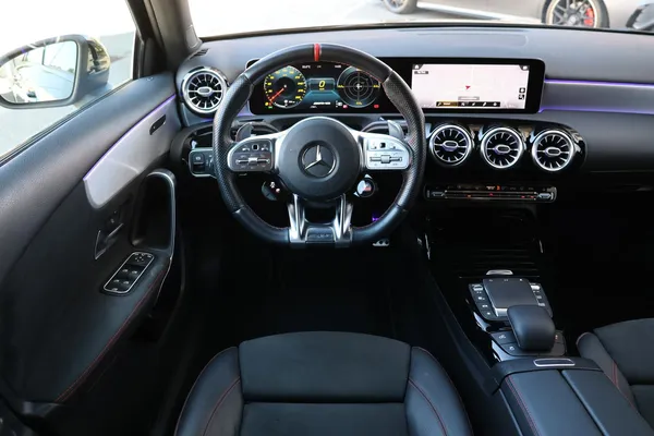 Car image 14