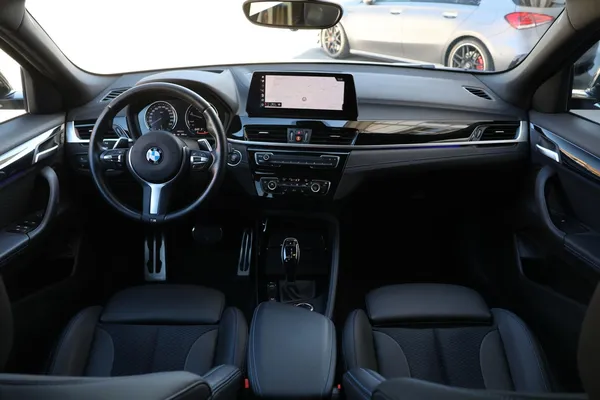 Car image 15