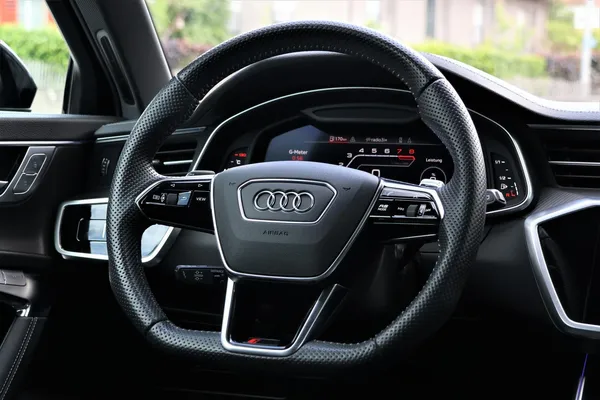 Car image 18