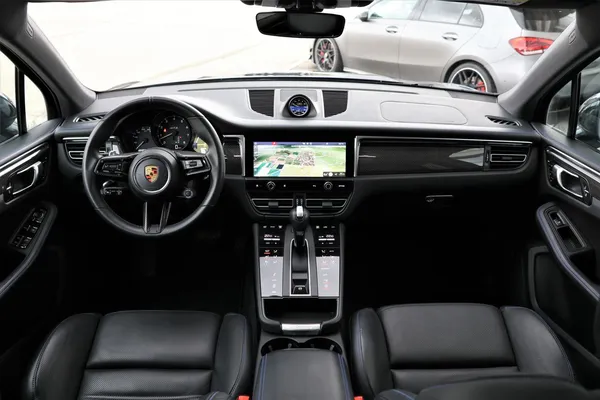 Car image 17