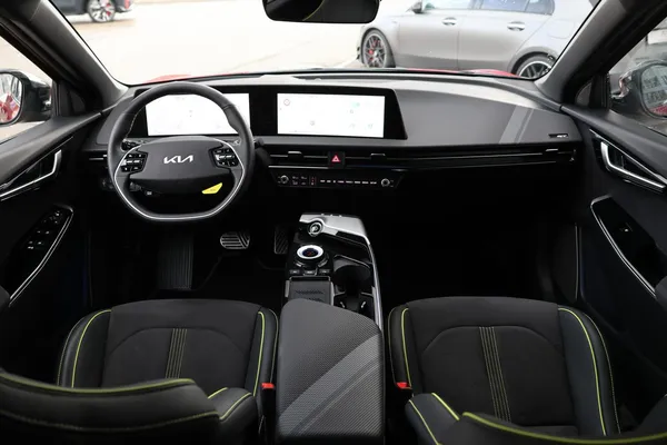Car image 18