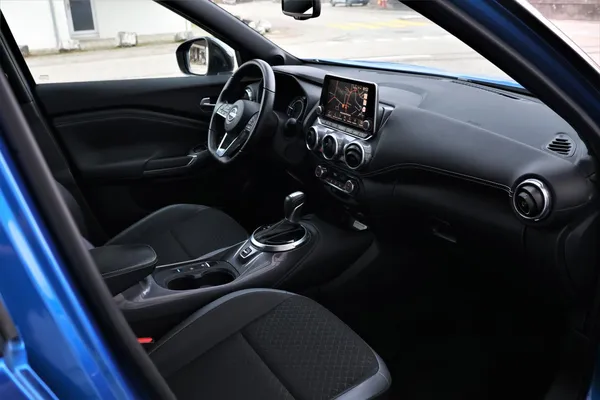 Car image 16