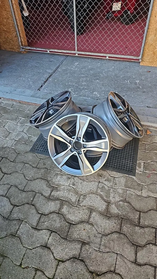 Car image 25