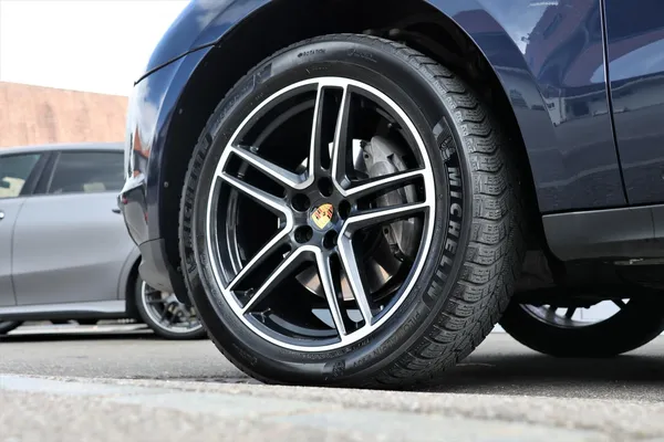 Car image 8