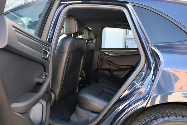 Car image 11