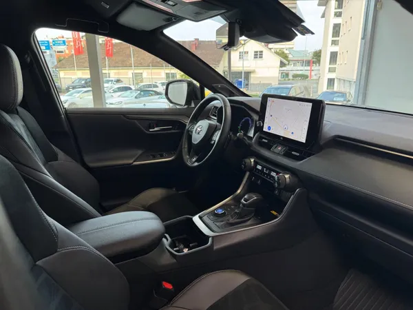 Car image 25